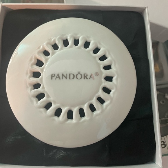 Pandora limited edition bracelet and charm ceramic case - Picture 2 of 6